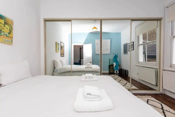 Basic-Apartment, Mehrere Betten | 2 Schlafzimmer, laptopgeeigneter Arbeitsplatz, WLAN, Bettwäsche