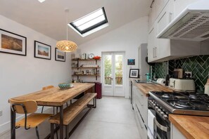 Basic Apartment, Multiple Beds | Private kitchen | Fridge, oven, stovetop, dishwasher - Bright 2 Bedroom Flat in Lower Clapton (London)