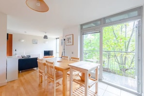 Basic Apartment, 2 Double Beds | Dining - Spacious 2 Bedroom Apartment Near White City (London)