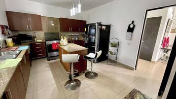 Micro-ondes, four, batterie de cuisine, vaisselle et ustensiles, épices