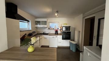 Geladeira, micro-ondas, cooktop, lava-louças
