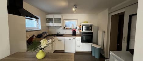 Fridge, microwave, stovetop, dishwasher