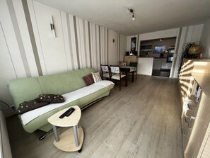 Una televisión, libros