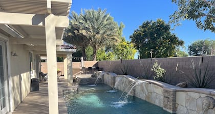 Beautiful Modern Retreat, Pool, Spa, Fire-Pit, BBQ