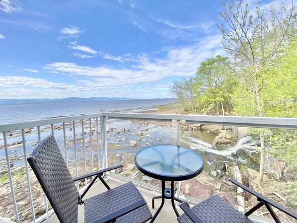 Habitación Confort doble, balcón, vistas al río | Terraza o patio
