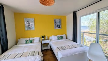 Exclusive Quadruple Room, 2 Double Beds | Desk, laptop workspace, soundproofing, free WiFi