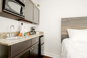 Microwave, dishwasher, coffee/tea maker, toaster - Beachfront studio with indoor/outdoor pools, private balcony, AC (Myrtle Beach)