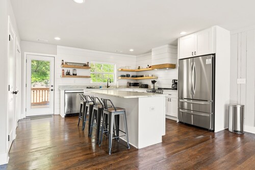 Scaly Mtn/Highlands  Modern NC Farmhouse-6.5 AC 2 Creeks