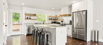 Scaly Mtn/Highlands  Modern NC Farmhouse-6.5 AC 2 Creeks