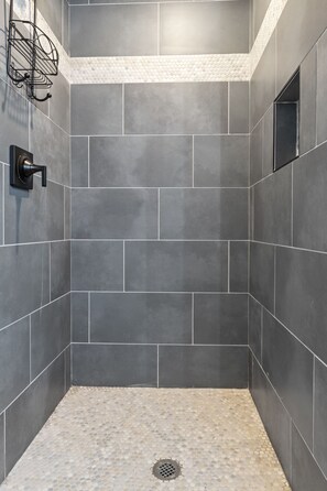 Combined shower/tub, towels