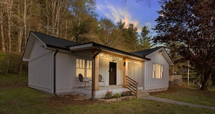 Scaly Mtn/Highlands Modern NC Farmhouse-6.5 AC 2 Creeks