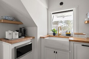 Réfrigérateur, four à micro-ondes, un four, surface de cuisson