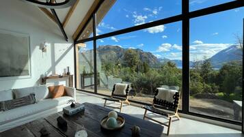 Smart TV, chimenea, tenis de mesa y libros