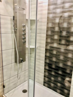 Een douche, een haardroger, toiletpapier