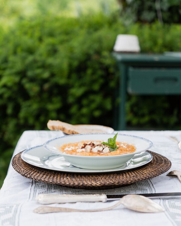 A bowl of food on a table with a green background. - La Ferme du Ciel (Laruscade)