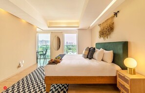 2 sovrum, skrivbord, strykjärn/strykbräda och resesäng