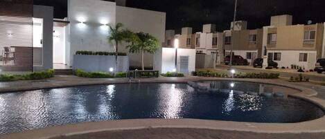 室外游泳池,恒温泳池