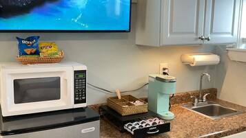 Kühlschrank, Mikrowelle, Wasserkocher mit Kaffee-/Teezubehör