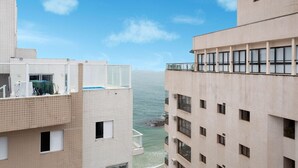 Un immeuble moderne doté d’un balcon donnant sur la mer.