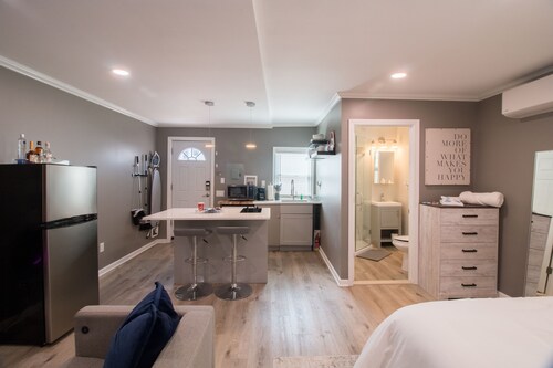 Private Guesthouse close to the Airport & NYC