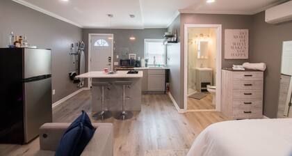 Private Guesthouse close to the Airport & NYC