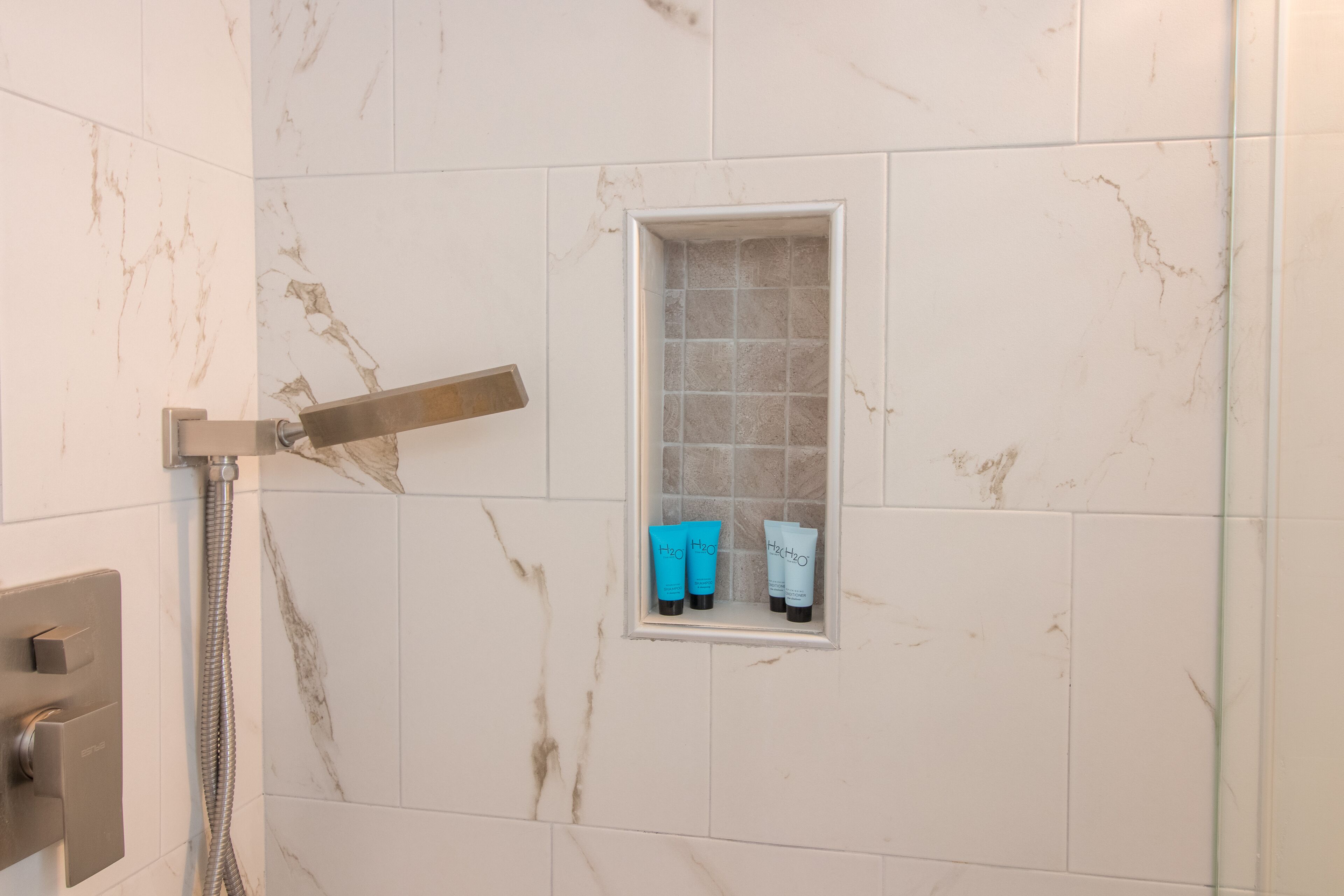 Ducha, toallas, jabón y papel higiénico