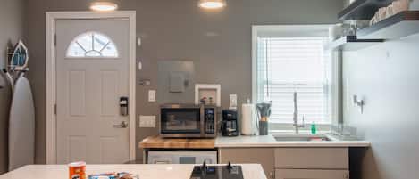 冷蔵庫、電子レンジ、コンロ、コーヒー / ティーメーカー