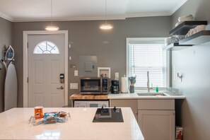 Kjøleskap, mikrobølgeovn, kokeplater og kaffetrakter/tekoker