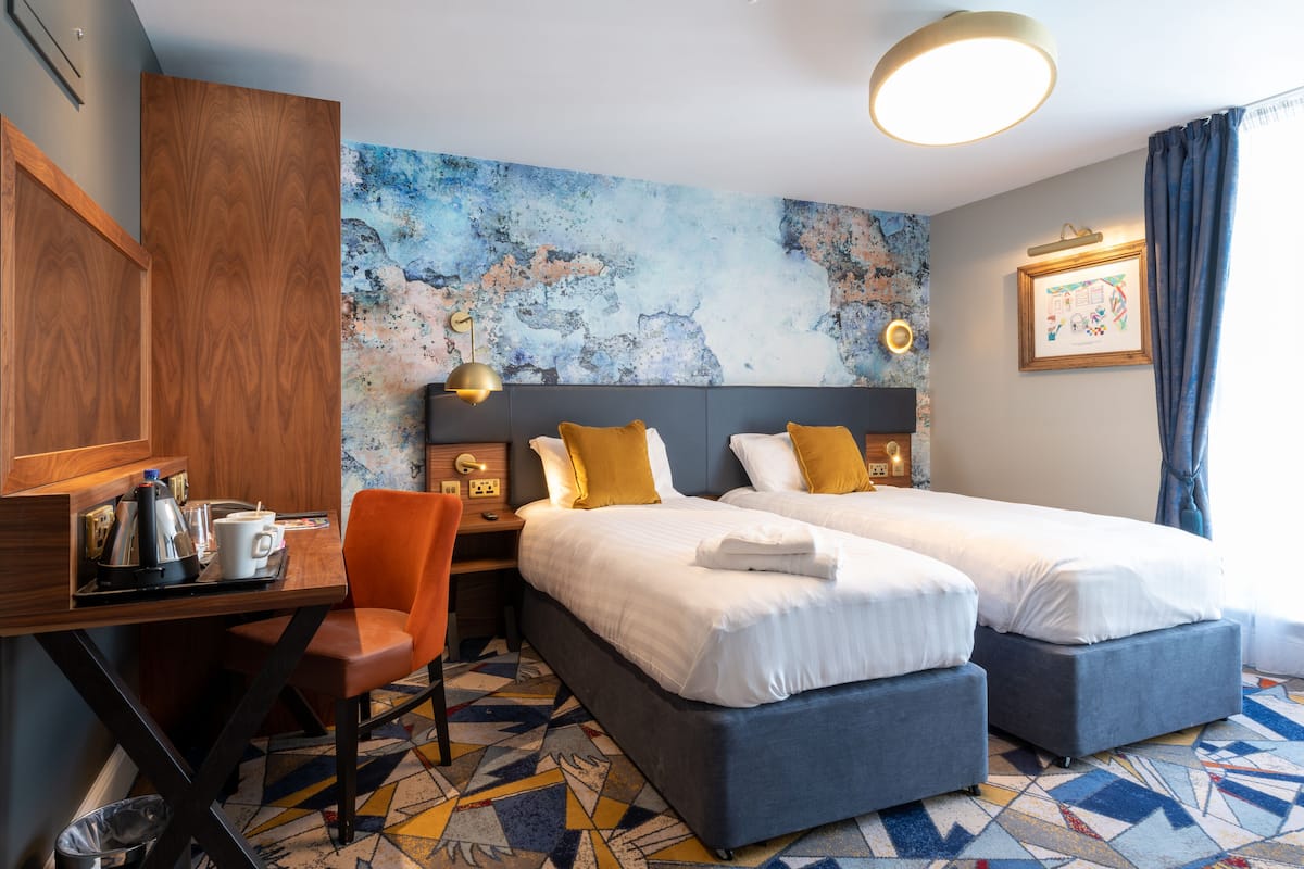 Family Room (Double or Twin) | Roupas de cama antialérgicas, escrivaninha