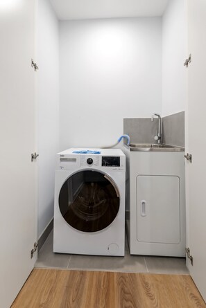 Interior - Modern Apartment on Burgundy Precinct & Parklands (Heidelberg)
