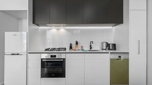 Coffee/tea maker, fridge, microwave, oven - Modern Apartment on Burgundy Precinct & Parklands (Heidelberg)