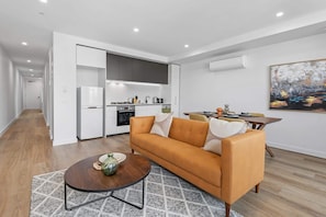 TV - Modern Apartment on Burgundy Precinct & Parklands (Heidelberg)