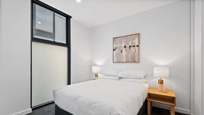 2 bedrooms, iron/ironing board, WiFi, bed sheets - Modern Apartment on Burgundy Precinct & Parklands (Heidelberg)