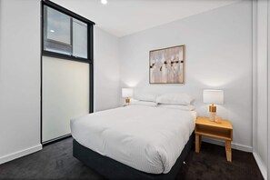 2 bedrooms, iron/ironing board, WiFi, bed sheets - Modern Apartment on Burgundy Precinct & Parklands (Heidelberg)