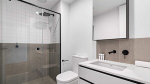 Shower, hair dryer, towels, shampoo - Modern Apartment on Burgundy Precinct & Parklands (Heidelberg)