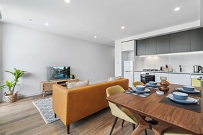 Coffee/tea maker, fridge, microwave, oven - Modern Apartment on Burgundy Precinct & Parklands (Heidelberg)