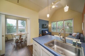 Interior - #StayInMyDistrict Lake Oswego Honey Bee Cottage (Lake Oswego)