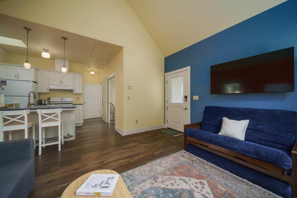 Een televisie, boeken en een kantoor