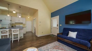 Een televisie, boeken en een kantoor