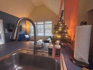 Interior - #StayInMyDistrict Lake Oswego Honey Bee Cottage (Lake Oswego)