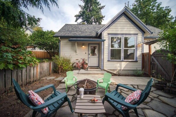 Terrace/patio - #StayInMyDistrict Lake Oswego Honey Bee Cottage (Lake Oswego)