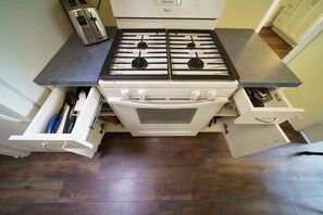 Fridge, microwave, oven, stovetop - #StayInMyDistrict Lake Oswego Honey Bee Cottage (Lake Oswego)