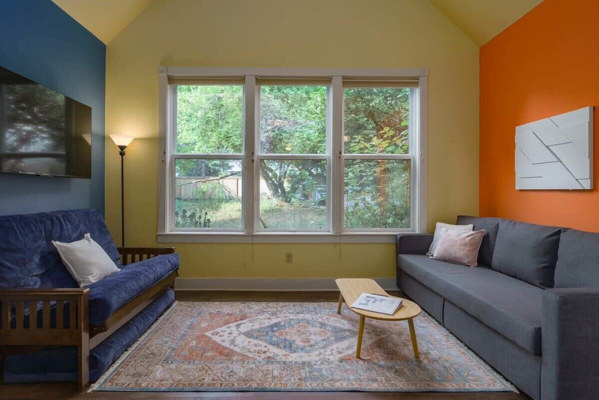 TV, bøker og kontorer