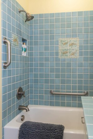 Tina, secadora de cabello, toallas 