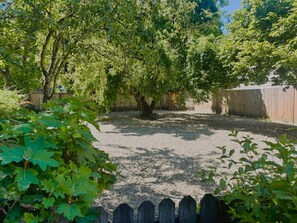 Property grounds - #StayInMyDistrict Lake Oswego Honey Bee Cottage (Lake Oswego)