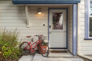Exterior detail - #StayInMyDistrict Lake Oswego Honey Bee Cottage (Lake Oswego)