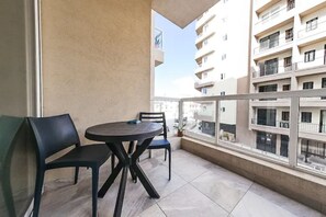 Outdoor dining - ❇ Modern And Cozy Apartment ,Close to The Sea❇ 4 (San Pawl il-Baħar)