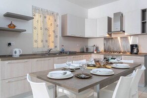 Fridge, microwave, oven, stovetop - ❇ Modern And Cozy Apartment ,Close to The Sea❇ 4 (San Pawl il-Baħar)
