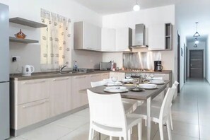 Fridge, microwave, oven, stovetop - ❇ Modern And Cozy Apartment ,Close to The Sea❇ 4 (San Pawl il-Baħar)
