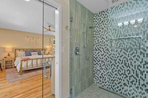 Vasca, asciugacapelli, asciugamani, shampoo